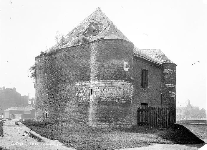 La Noble Tour, dernier vestige des fortifications de l'époque espagnole, telle qu'elle était encore à la fin du XIXème siècle